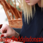 gadis menghitung uangnya di teras menyelamatkan sugar baby