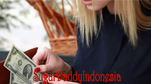 gadis menghitung uangnya di teras menyelamatkan sugar baby